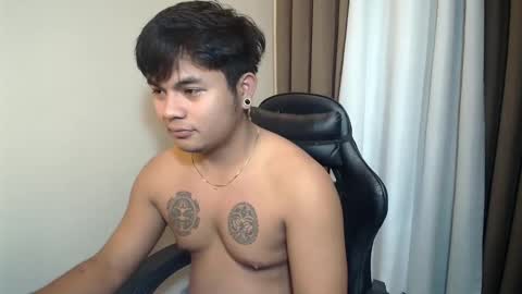 Snapshot of hunkyzeus chatting on 05/18/26, 03:51 hunkyzeus online show from 05/18/26, 03:51