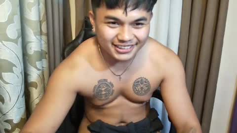Snapshot of hunkyzeus chatting on 05/26/26, 04:36 hunkyzeus online show from 05/26/26, 04:36