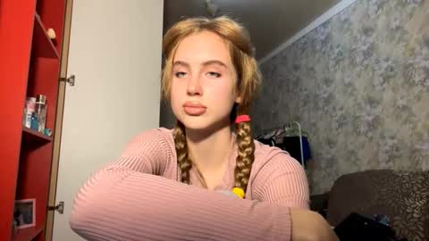 Snapshot of huongbaldinger chatting on 11/12/25, 04:18 Gloria online show from 11/12/25, 04:18