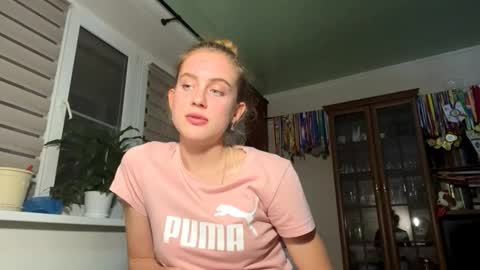 Snapshot of huongbaldinger chatting on 11/13/25, 05:45 Gloria online show from 11/13/25, 05:45