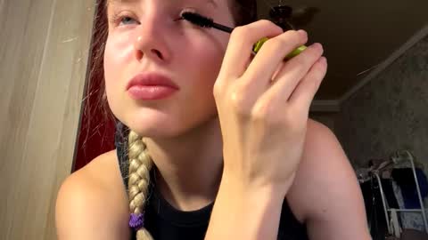 Snapshot of huongbaldinger chatting on 11/23/25, 12:38 Gloria online show from 11/23/25, 12:38