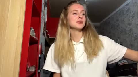 Snapshot of huongbaldinger chatting on 12/03/25, 02:48 Gloria online show from 12/03/25, 02:48