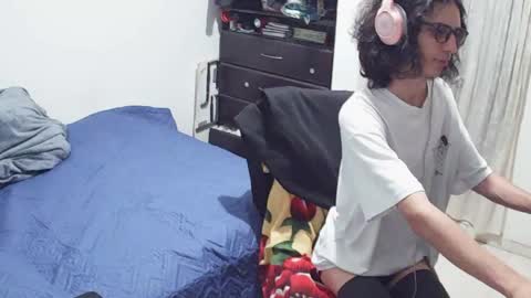 Snapshot of hxxyro1 chatting on 04/28/26, 04:06 hxxyro1 online show from 04/28/26, 04:06