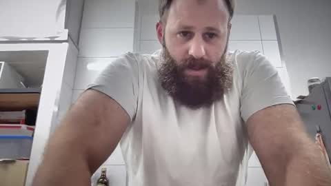 Snapshot of hybride8825 chatting on 12/05/25, 10:35 hybride8825 online show from 12/05/25, 10:35