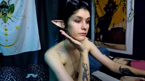 Snapshot of hyeon_jin chatting on 01/18/25, 03:42 Hyeon Jin online show from 01/18/25, 03:42