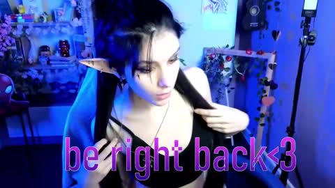 Snapshot of hyeon_jin chatting on 02/17/25, 12:43 Hyeon Jin online show from 02/17/25, 12:43