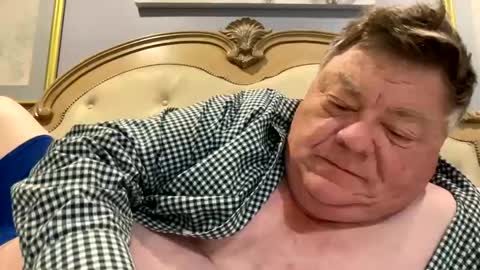 Snapshot of hypnotizing4u chatting on 09/24/25, 12:08 hypnotizing4u online show from 09/24/25, 12:08