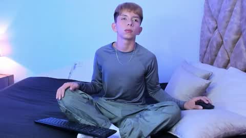 Son Hyunjin online show from 12/21/25, 03:41