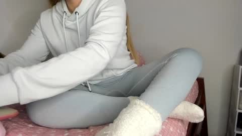 Snapshot of hyunjooo chatting on 04/12/26, 01:32 Hyun Joo online show from 04/12/26, 01:32