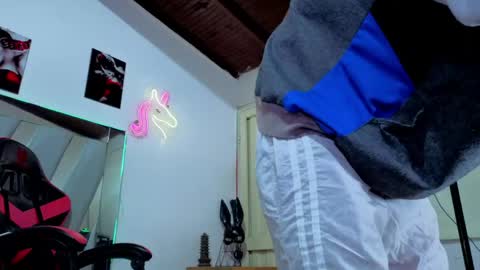 Snapshot of i_am_kelvis_ chatting on 04/23/26, 02:24 kelvis online show from 04/23/26, 02:24