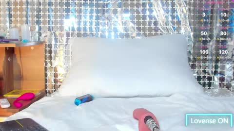 Snapshot of iam_iisabela chatting on 12/28/24, 05:23 Isa online show from 12/28/24, 05:23