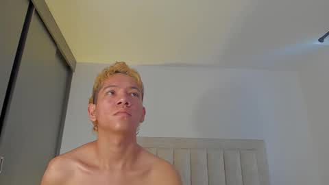 Snapshot of iamjulian_ chatting on 11/15/25, 11:51 Juliiiiian online show from 11/15/25, 11:51