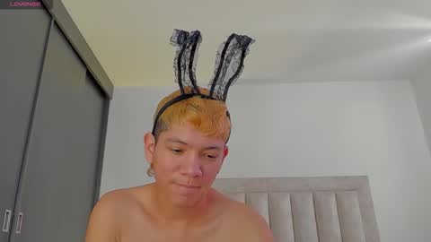 Snapshot of iamjulian_ chatting on 11/18/25, 12:20 Juliiiiian online show from 11/18/25, 12:20