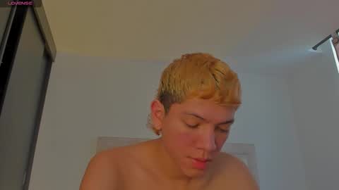 Snapshot of iamjulian_ chatting on 11/20/25, 03:56 Juliiiiian online show from 11/20/25, 03:56