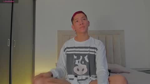 Snapshot of iamjulian_ chatting on 12/05/25, 12:25 Juliiiiian online show from 12/05/25, 12:25