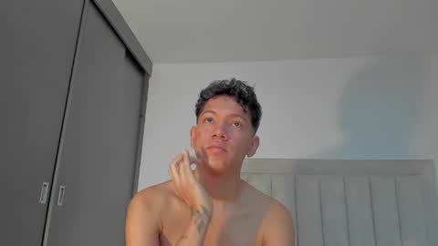 Snapshot of iamjulian_ chatting on 06/19/26, 11:25 Juliiiiian online show from 06/19/26, 11:25