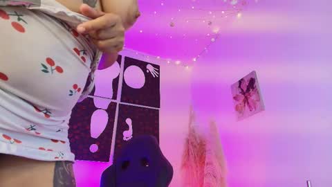 Snapshot of iamlola_ chatting on 12/18/25, 06:52 IM LOLA online show from 12/18/25, 06:52