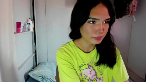Snapshot of iamyourdesire_ chatting on 03/29/26, 05:18 shhh online show from 03/29/26, 05:18