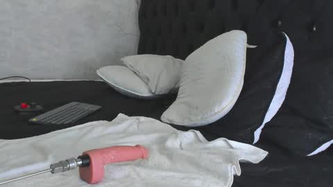 Snapshot of ian_castillo_ chatting on 02/15/25, 02:11 IAN CASTILLO online show from 02/15/25, 02:11