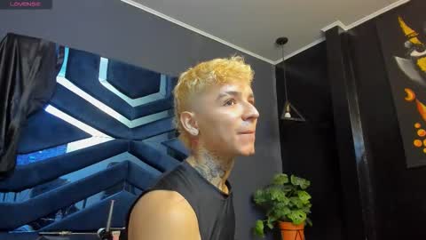 Snapshot of ian_castillo_ chatting on 01/19/26, 11:14 IAN CASTILLO online show from 01/19/26, 11:14