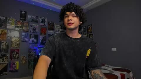 Snapshot of ian_versace chatting on 11/16/25, 08:25 Andres online show from 11/16/25, 08:25