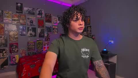 Snapshot of ian_versace chatting on 12/03/25, 01:02 Andres online show from 12/03/25, 01:02