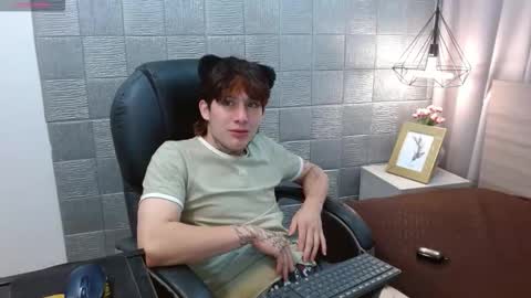 Snapshot of iancute_ chatting on 09/22/25, 01:02 ian online show from 09/22/25, 01:02