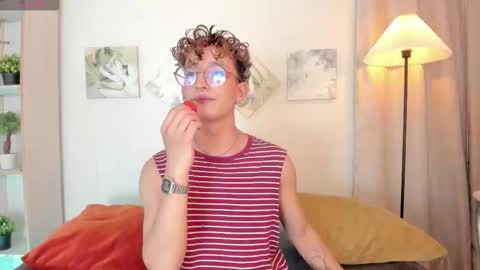 Snapshot of iangel_ chatting on 12/16/25, 06:18 ian online show from 12/16/25, 06:18