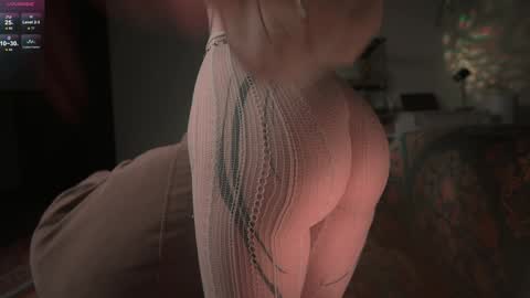 Snapshot of iara_mi chatting on 12/05/25, 02:03 stream next week online show from 12/05/25, 02:03