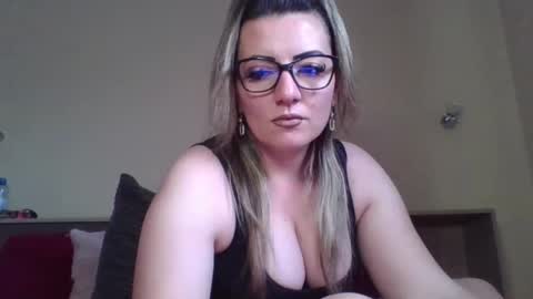 Snapshot of iasmina432144 chatting on 02/01/26, 01:42 Yasmine online show from 02/01/26, 01:42