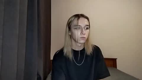 Snapshot of icebenz chatting on 11/19/25, 01:33 Jade online show from 11/19/25, 01:33