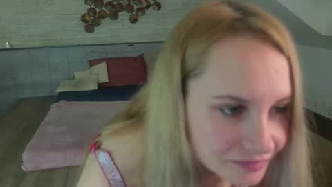 Snapshot of icebluebabe chatting on 05/18/26, 06:58 Ice Blue online show from 05/18/26, 06:58
