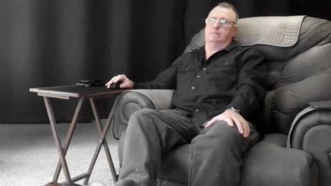 Snapshot of icihristopher chatting on 10/29/25, 11:06 Christopher online show from 10/29/25, 11:06