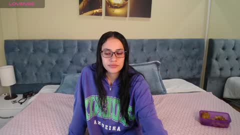 Snapshot of icysweetcam chatting on 12/20/24, 11:43 Icy online show from 12/20/24, 11:43