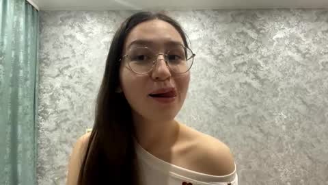 Snapshot of idellmannheim chatting on 11/17/25, 01:06 Sofi online show from 11/17/25, 01:06