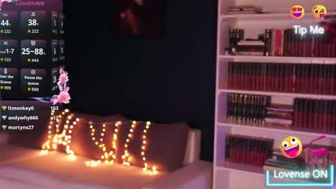 Snapshot of idontlikeguccibelts chatting on 12/13/25, 07:53 Little Flower online show from 12/13/25, 07:53