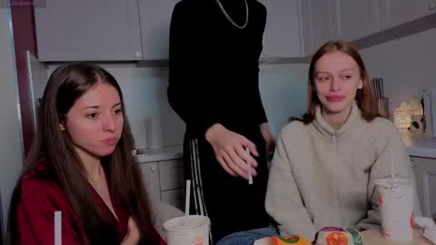 Snapshot of ihavepaws33 chatting on 12/21/25, 07:37 Julia and Mira online show from 12/21/25, 07:37