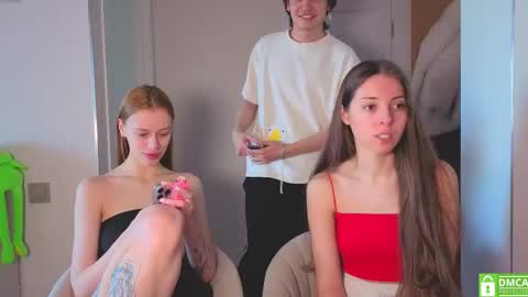 Snapshot of ihavepaws33 chatting on 02/25/26, 10:47 Julia and Mira online show from 02/25/26, 10:47