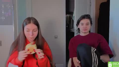 Snapshot of ihavepaws33 chatting on 04/11/26, 06:07 Julia and Mira online show from 04/11/26, 06:07