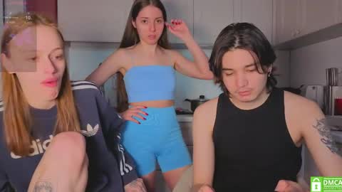 Snapshot of ihavepaws33 chatting on 04/16/26, 05:41 Julia and Mira online show from 04/16/26, 05:41