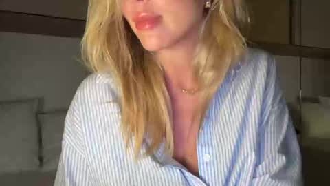 Snapshot of iiivy_ chatting on 03/01/25, 03:53 Ivy online show from 03/01/25, 03:53