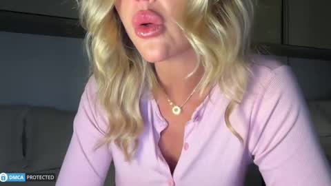 Snapshot of iiivy_ chatting on 09/10/25, 12:10 Ivy online show from 09/10/25, 12:10