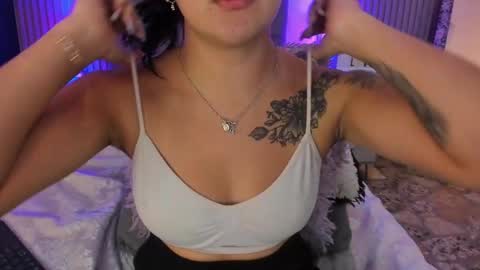 Snapshot of iisabella_smith_ chatting on 02/19/25, 02:55 Isa online show from 02/19/25, 02:55