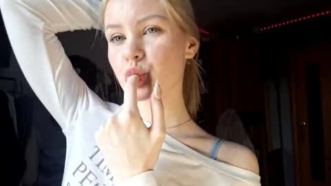 Snapshot of ilianamessersmith chatting on 03/19/26, 06:50 ShyLuna online show from 03/19/26, 06:50