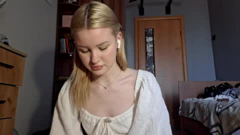 Snapshot of ilianamessersmith chatting on 04/03/26, 06:11 ShyLuna online show from 04/03/26, 06:11