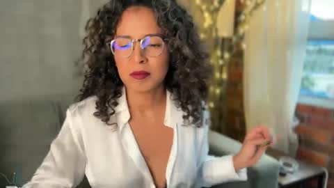 Snapshot of illaroom chatting on 12/23/24, 10:23 Kloe online show from 12/23/24, 10:23