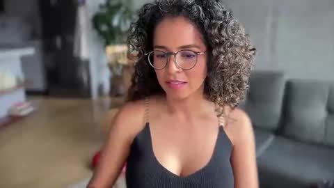 Snapshot of illaroom chatting on 02/04/25, 08:59 Kloe online show from 02/04/25, 08:59