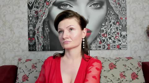 Snapshot of illegalbeauty87 chatting on 12/24/24, 10:39 Ingrid or more easier...Miss  GoDDess Mistress online show from 12/24/24, 10:39