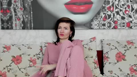 Snapshot of illegalbeauty87 chatting on 01/21/25, 07:04 Ingrid or more easier...Miss  GoDDess Mistress online show from 01/21/25, 07:04