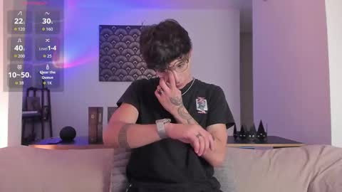 Snapshot of im__thomas chatting on 12/19/25, 02:40 IM THOMAS online show from 12/19/25, 02:40